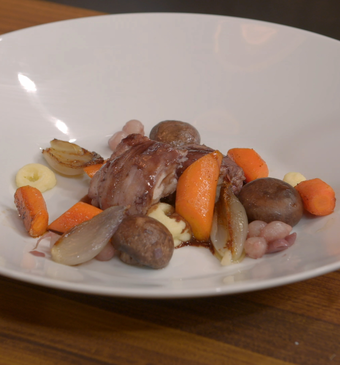 Coq au vin met rode wijn, pastinaakmousseline en gekaramelliseerde groenten