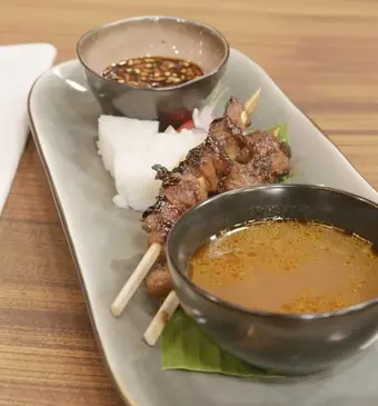 Saté kambing met lontong en gado gado