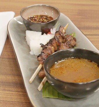 Saté kambing met lontong en gado gado