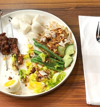 Saté kambing met lontong en gado gado