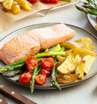 Zalm met geroosterde aardappels en groenten uit de oven
