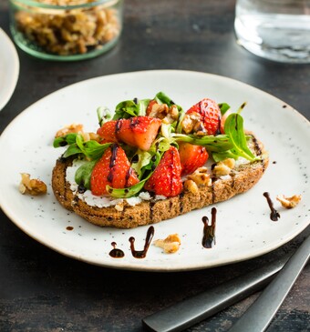 Broodje aardbeiensalade met balsamico azijn