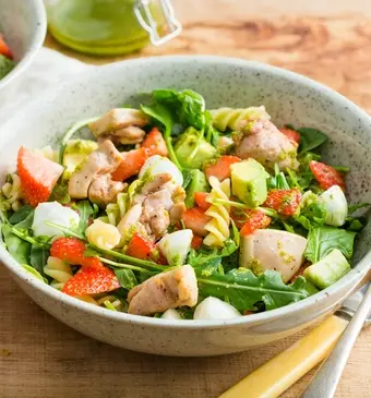 Pastasalade met kip, aardbeien, mozzarella en spinazie
