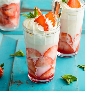 Spectaculair aardbeientoetje met roomijs en munt