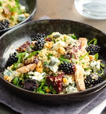Maaltijdsalade met bramen, bietjes en blauwe kaas