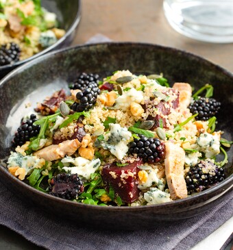 Maaltijdsalade met bramen, bietjes en blauwe kaas