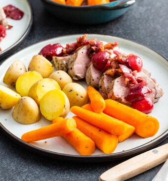 Varkenshaas met kersencompote, geroosterde worteltjes en krieltjes