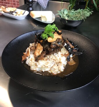 Gebraiseerde kalfswang met paddenstoelen en venkelrisotto