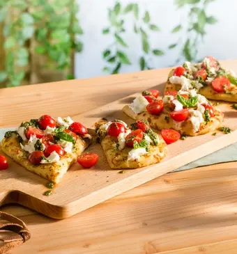 Focaccia met buffelmozzarella, tomaatjes en basilicumolie