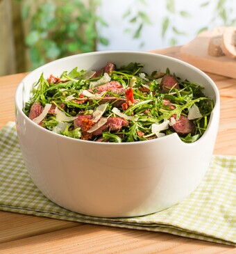 Italiaanse salade met gegrilde biefstuk, balsamico-dressing en zongedroogde tomaatjes