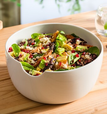 Superfood salade met quinoa, biet, zoete aardappel, avocado, granaatappelpitjes, feta en spinazie