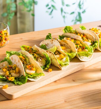 Taco's met gebakken garnalen en mangosalsa