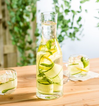 Zomerdrankje met komkommer, basilicum en citroen