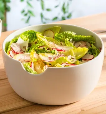 Witlofsalade met radijs, little gem en ansjovis-Parmezaandressing