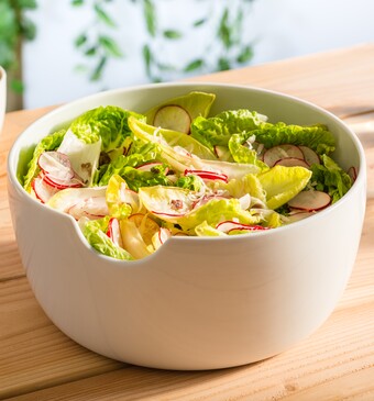 Witlofsalade met radijs, little gem en ansjovis-Parmezaandressing