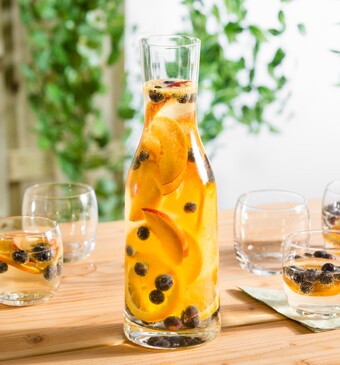 Witte sangria met perzik, sinaasappel en blauwe bessen