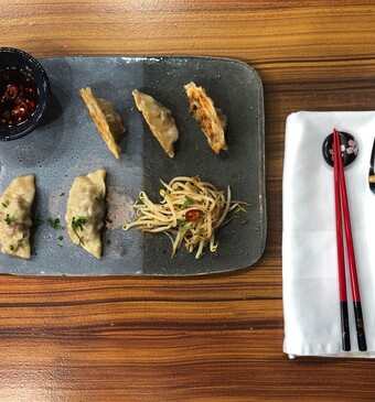 Gyoza met gehakt, shiitake, kool en taugésalade