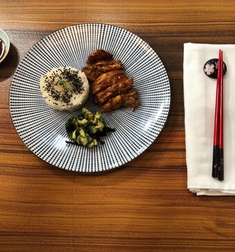 Teriyaki van kippendij met zeewiersalade en kleefrijst