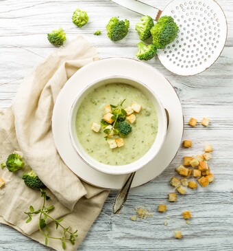 Broccoli-bloemkoolsoep met verse knoflookcroutons