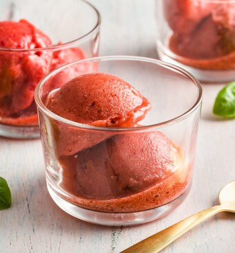 Homemade aardbeiensorbet met basilicum