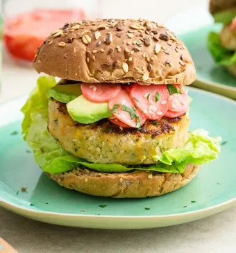 Aziatische visburger met koriandermayonaise en avocado