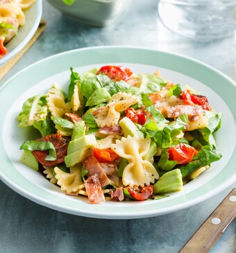 BLT-pastasalade met zelf 'gedroogde' cherrytomaatjes