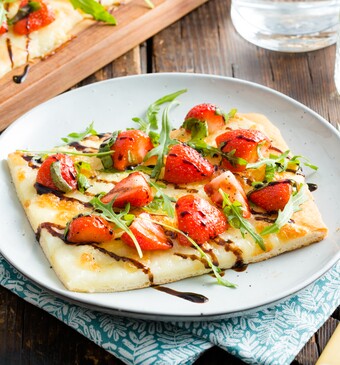 Capresepizza met aardbeien en balsamicosiroop
