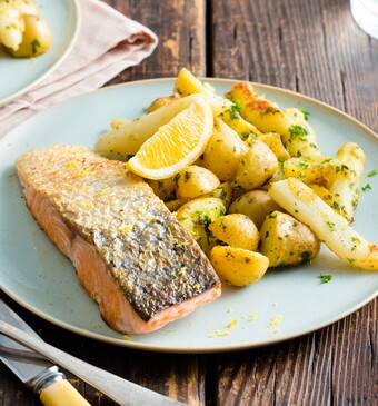 Ovenpakketjes met witte asperges, zalm, krieltjes, witte wijn en peterselie