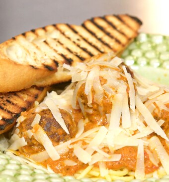 Spaghetti met tomatensaus en gehaktballetjes