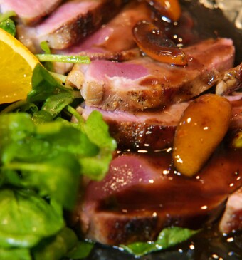 In balsamico gelakte eendenborst met gekonfijte kumquat