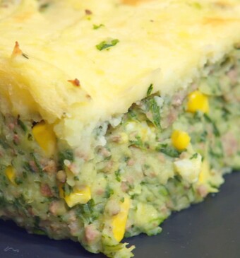 Spinazie-stamppot met zoete maïs en gehakt uit de oven