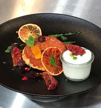 Kweeperen tarte tatin met bloedsinaasappelparfait en granaatappelgel