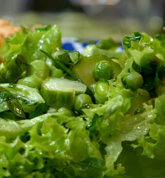 Groene salade met komkommerzoetzuur