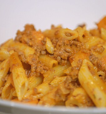 Penne met romige tomatensaus en Parmezaanse kaas