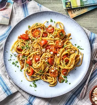 Linguine met ansjovisboter en saus van cherrytomaten