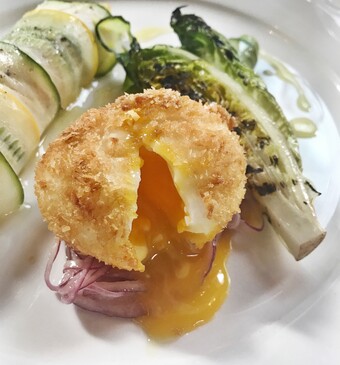 Zacht gegaarde zalm op de BBQ en gefrituurd ei