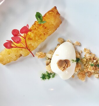 Ananas van de BBQ met yoghurtsorbet en crumble