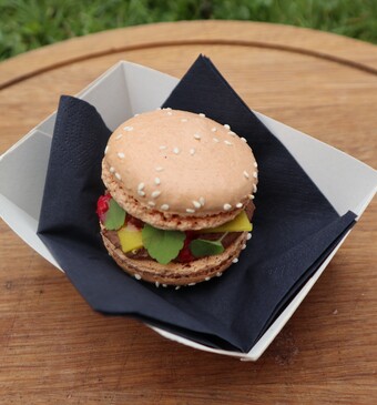 Macaronburger chocolademousse en ketchup van framboos