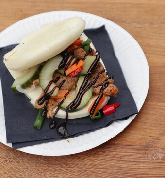 Steamed bun met eend, zoetzure komkommer en hoisin