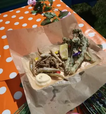 Gefrituurde spiering en bimi met citroenmayonaise