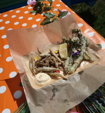 Gefrituurde spiering en bimi met citroenmayonaise