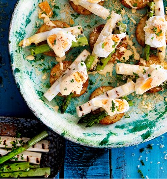 Asperges met een gepocheerd eitje en rösti rondjes