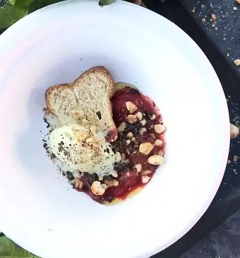 Brioche met pistacheijs en aardbeiensaus