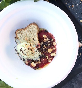 Brioche met pistacheijs en aardbeiensaus