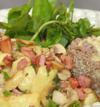 Gevulde gehaktballen met spek en gnocchi