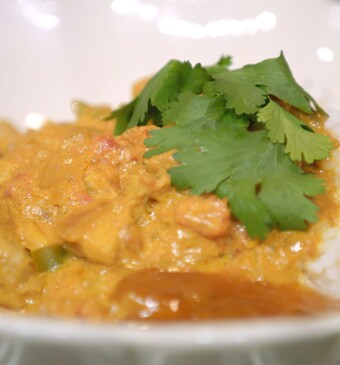 Indiase kipcurry met groene peper en tomaat