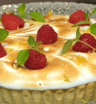 Amandelchocoladetaart met karamel, frambozen en marshmallow
