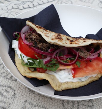 Geitenbokjesvlees met naan en dip van yoghurt en munt