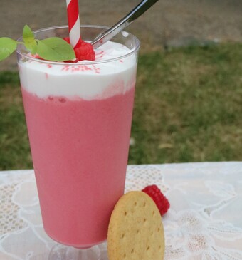 Roodfruit lassi met kokosyoghurt