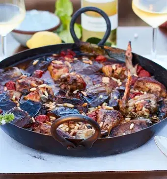 Salina-kip met zalig geurende zachte aubergine en tomaat met kappertjes